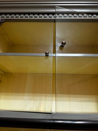 Vitrina de cristal y madera gris