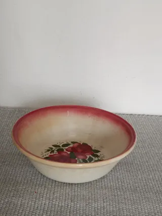 Tigela muito antiga com flores vermelhas