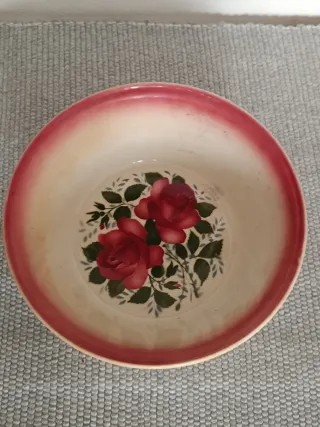 Tigela muito antiga com flores vermelhas