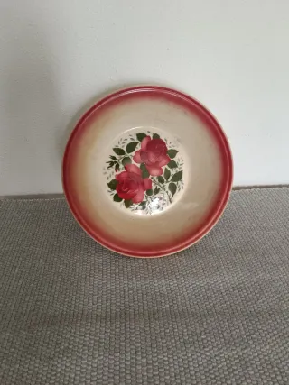 Tigela muito antiga com flores vermelhas