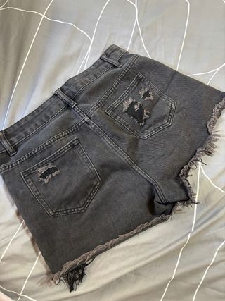 Pantalón corto vaquero gris desgastado