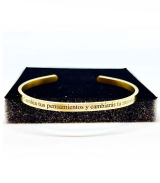 Pulsera dorada fina con frase grabada