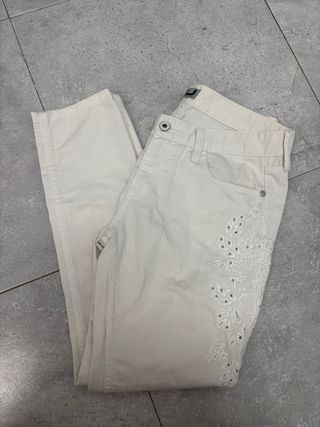 Pantalones blancos con bordado