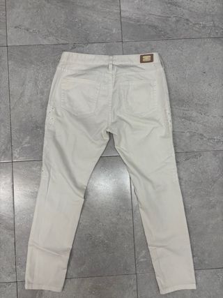 Pantalones blancos con bordado