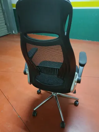 Silla de oficina giratoria negra