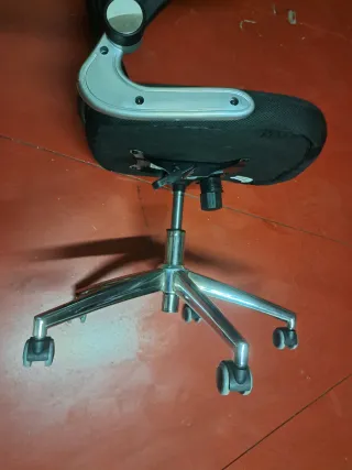 Silla de oficina giratoria negra