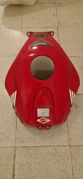 Tapa depósito Honda CBR 600 RR Roja 2005 pc37