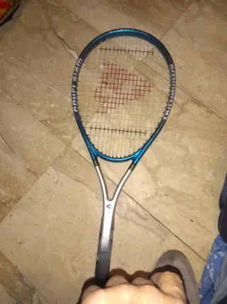 Raqueta de tenis boomerang