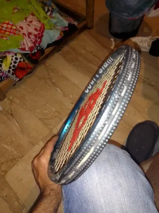 Raqueta de tenis boomerang