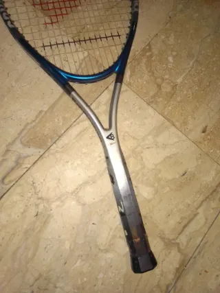 Raqueta de tenis boomerang
