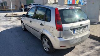 Ford fiest en casi lerfecto estado de todo