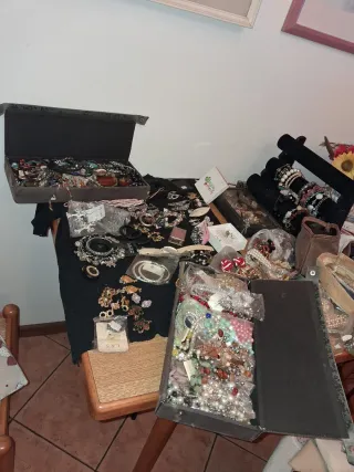 Lotto 100 pezzi bigiotteria per 100 euro