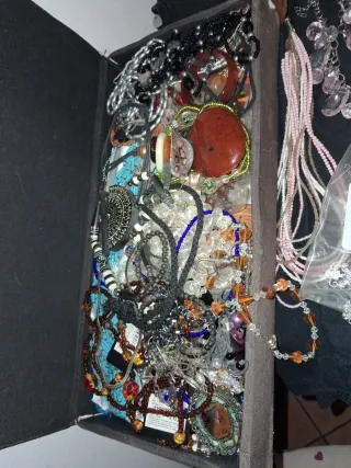 Lotto 100 pezzi bigiotteria per 100 euro