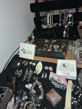 Lotto 100 pezzi bigiotteria per 100 euro