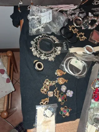 Lotto 100 pezzi bigiotteria per 100 euro