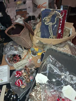 Lotto 100 pezzi bigiotteria per 100 euro