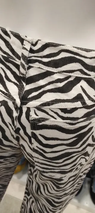 Pantalones vaqueros Mango estampado cebra T.34