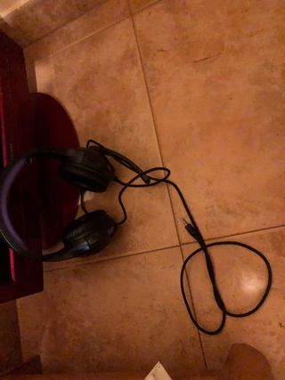 Televisor pequeño rojo con casco