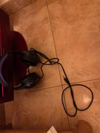 Televisor pequeño rojo con casco