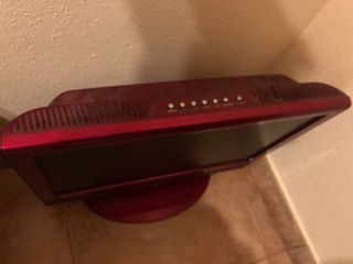 Televisor pequeño rojo con casco