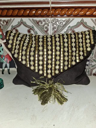 Bolso de fiesta con adornos dorados