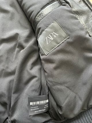 Cazadora Zara efecto piel negra