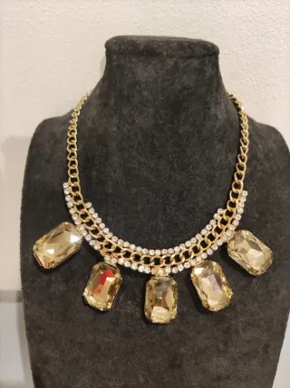 Collana con strass dorati