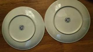 Prato decorativo com gato azul e laranja