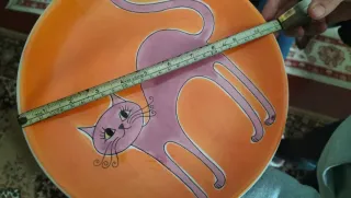 Prato decorativo com gato azul e laranja