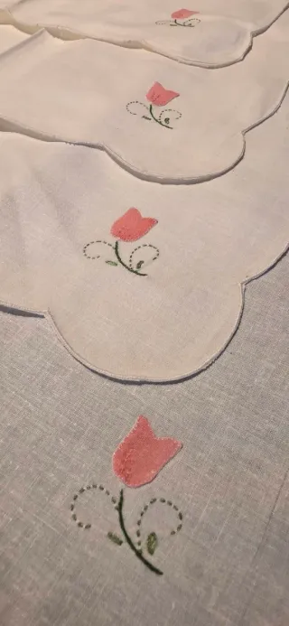 Salvamanteles blancos bordados a mano 8