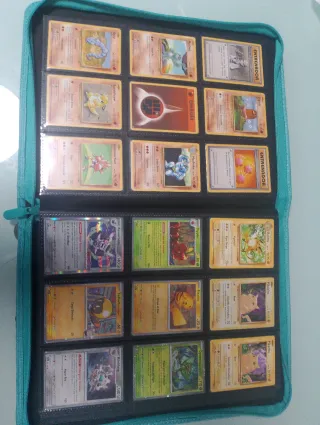 Albúm con colección de cartas Pokémon