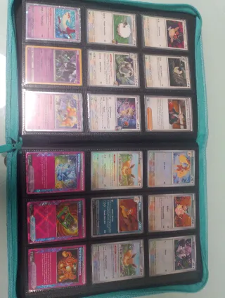 Albúm con colección de cartas Pokémon