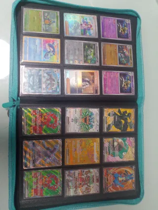 Albúm con colección de cartas Pokémon