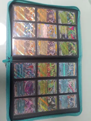 Albúm con colección de cartas Pokémon