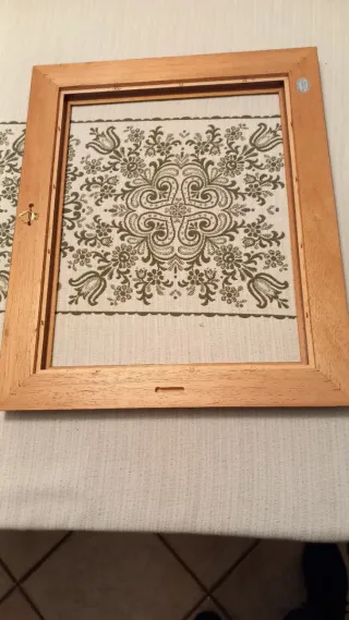 Cornice in legno marrone e oro