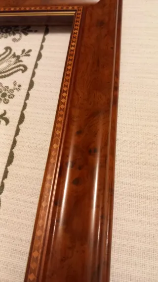 Cornice in legno marrone e oro