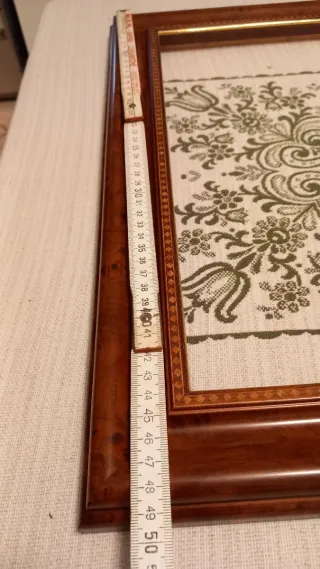 Cornice in legno marrone e oro