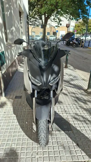 Yamaha XMAX 125 gris y negro