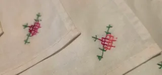 Conjunto de 8 salvamanteles bordados a mano.