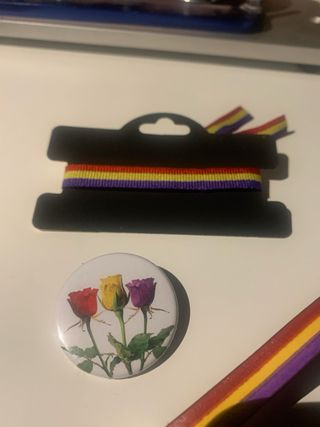 Lote pulsera, llavero y chapa bandera