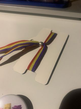 Lote pulsera, llavero y chapa bandera