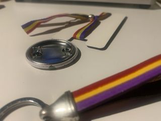 Lote pulsera, llavero y chapa bandera