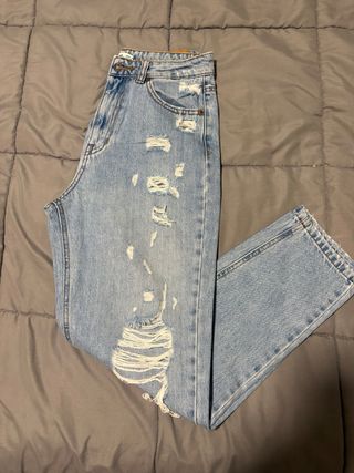 Pantalón vaquero largo desgastado