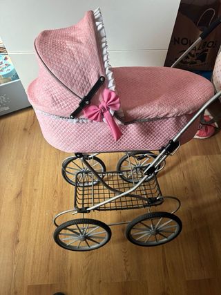 Cochecito de juguete rosa con bolsita de lazo