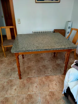 Mesa de cocina y 4 Sillas Comedor