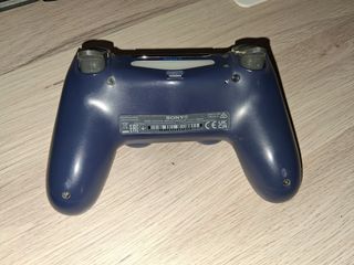PS4 Negra con Mando Azul y Soporte