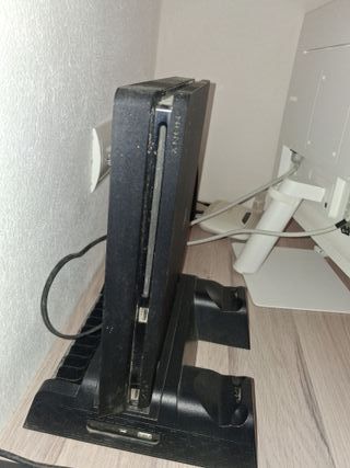 PS4 Negra con Mando Azul y Soporte