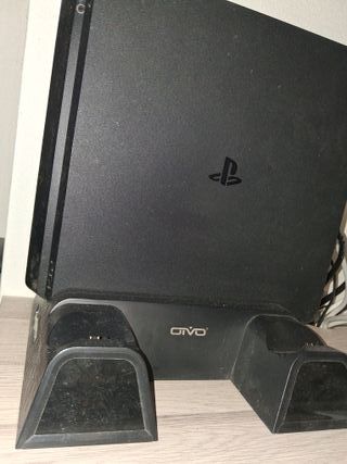 PS4 Negra con Mando Azul y Soporte