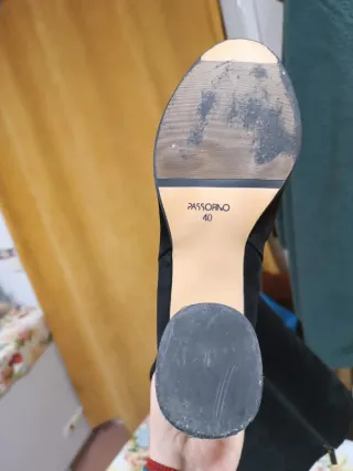 Botas negras con adornos