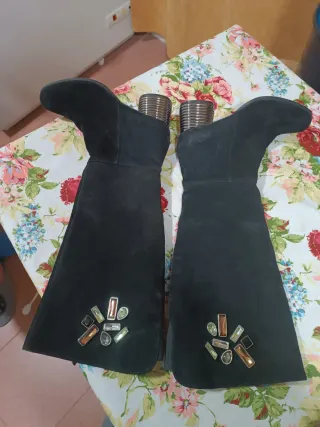 Botas negras con adornos